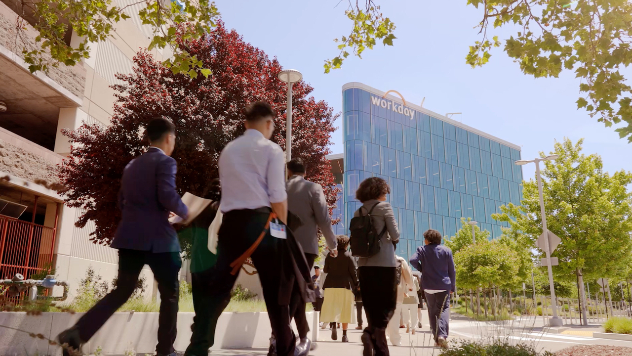 Guarda il video per saperne di più sulla Workday Foundation